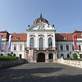 The main facade of the baroque Grassalkovich Palace (or Gödöllő Palace) - Gödöllő, Macaristan