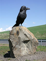 A metal sculpture, representing a raven who sits on a rock, at the Hollókő-Zsunypuszta-Felsőtold crossroads - Hollókő, Macaristan