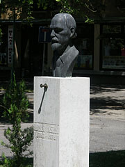 Bust statue of László Holló (1887-1976) Hungarian painter in the park (he was born in Kiskunfélegyháza) - Kiskunfélegyháza, Macaristan