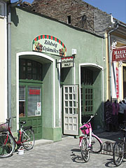 Greengrocer's shop (fruit and vegetable shop), event the house is green - Nagykőrös, Macaristan