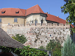 The castle wall and the castle itself with the chapel - Siklós, Macaristan