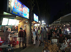 The restaurant tables are sold-out also in the evening, the life takes place on the Petőfi Promenade - Siófok, Macaristan