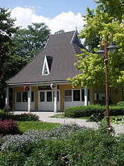 Strudel shop in the park (strudel is a traditional Austrian-Hungarian layered pasty or bakers' confectionery, can have sweet or even salty taste filling) - Siófok, Macaristan