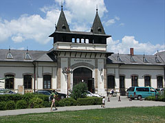 The side of the Siófok train station that overlooks to the park - Siófok, Macaristan