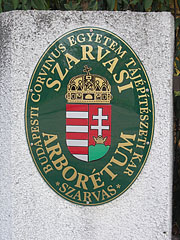 The oval plaque of the Arboretum of Szarvas, including the coat of arms of Hungary - Szarvas, Macaristan