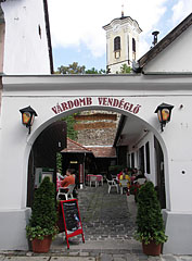 Restaurant in front of the Chirch Hill with the Roman Catholic Parish Church (Castle Church) on the top of the hill - Szentendre, Macaristan