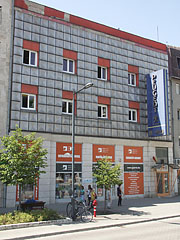 A newer building with interesting wall cover on the main square - Szolnok, Macaristan