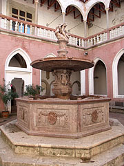 The reconstruction of the Hercules Fountain in the inner courtyard of the palace - Visegrád, Macaristan