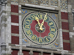 The clock on the tower of the Centraal Station (Central Train Station) - Amsterdam, Olanda