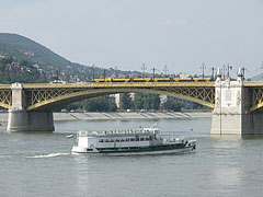 The Margaret Bridge ("Margit híd") and a sightseeing boat (converted from an old steamboat) on River Danube in front of it - Budapesta, Ungaria