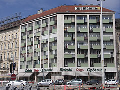 Multi-story residental building with the Krokodil Corso shoe store on its ground floor - Budapesta, Ungaria