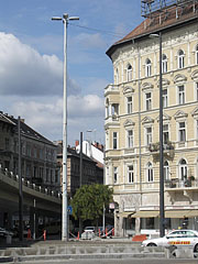 Corner building and an overpass in the Baross Square that is undergoing renovation - Budapesta, Ungaria