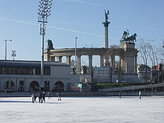 The City Park Ice Rink with the Millenium Memorial (or monument) - Budapesta, Ungaria