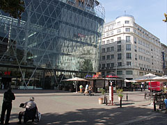 An all-glass building (the Vörösmarty1 office building) in the place of the former Haas Palace - Budapesta, Ungaria