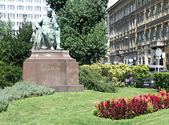 Statue of Mór Jókai Hungarian writer - Budapesta, Ungaria