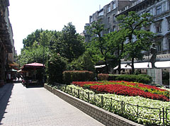 The Franz Liszt Square from the Andrássy Avenue, and on the right: the statue of Endre Ady Hungarian poet - Budapesta, Ungaria