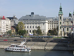 The Március 15 Square on the downtown Danube bank, viewed from the Elisabeth Bridge - Budapesta, Ungaria