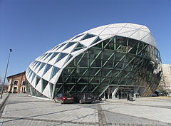 The "head" of the Bálna (literally "whale", however it also looks like a skark), this is the end of the glass covered part of the bulding - Budapesta, Ungaria