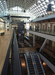 The central hall or atrium of the Bálna, practically both six floors can be seen together from here - Budapesta, Ungaria