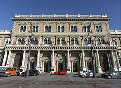 The neo-renaissance style main building of the Budapest Corvinus University, the south-western facade overlooking the Danube River - Budapesta, Ungaria