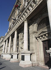 Corvinus University of Budapest, the side of the main building that overlooks to the Danube, with a colonnade at the entrance - Budapesta, Ungaria