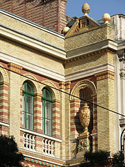 Zsolnay ceramic decoration on a building of Eötvös Loránd University (ELTE) - Budapesta, Ungaria