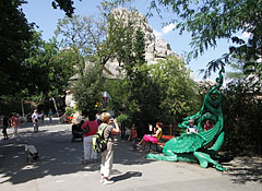 Green iron dragon in front of the "Magical Hill" (Great Rock) - Budapesta, Ungaria