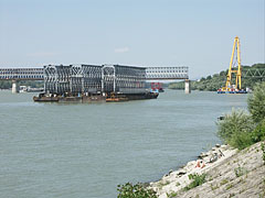 The riverside on the "Népsziget" peninsula, as well as the Újpest Railway Bridge that is undergoing renovation - Budapesta, Ungaria