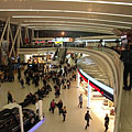 The "Sky Court" waiting hall of the Terminal 2A / 2B of Budapest Liszt Ferenc Airport, with restaurants and duty-free shops - Budapesta, Ungaria