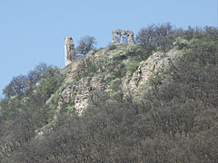 The ruins of the medieval castle on the cliff, viewed from the edge of the village - Csővár, Ungaria