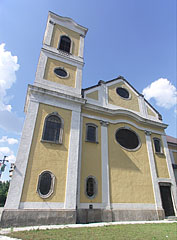 The south side of the imposing Saint Mishael's Church - Dunakeszi, Ungaria