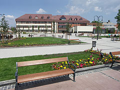 The renewed and completely changed main square (in the near the park, farther the Town Hall can be seen) - Gödöllő, Ungaria