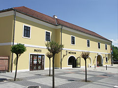 The yellow painted Hamvay Mansion, including a cinema and a museum - Gödöllő, Ungaria