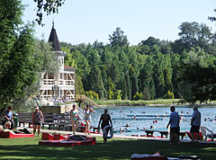 In Hévíz beside bathing it is also possible to do sunbathing or just relaxing under the shady trees - Hévíz, Ungaria