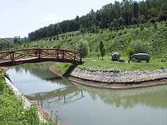 Small lake with wooden bridge and prehistoric rhinos - Ipolytarnóc, Ungaria