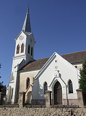 The Romanesque nave and southern side of the 15th-century Saint Barbara's Reformed Protestant Church - Nagyharsány, Ungaria