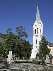 The Lajos Kossuth statue and the monumental Reformed church in the main square - Nagyharsány, Ungaria