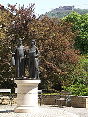 Statue of Hungary's first royal couple (King St. Stephen I. and Queen Gisela), and far away on the top of the hill it is the Upper Castle of Visegrád - Nagymaros, Ungaria