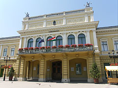 The yellow two-storey City Hall (in Hungarian "Városháza") building of Nyíregyháza - Nyíregyháza, Ungaria