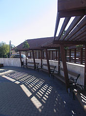 Benches in the square in front of the Town Hall - Pilisvörösvár, Ungaria