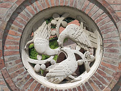 Circular-shaped stone "window" with bird figurines in the "Medieval Ruin Garden" - Székesfehérvár, Ungaria