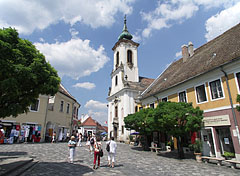 Main square of Szentendre, with the Blagovestenska Serbian Orthodox Church ("Greek Church") - Szentendre, Ungaria