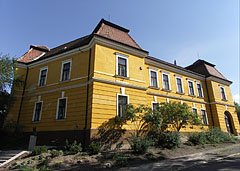 The yellow Bláthy Ottó Technical School - Tata, Ungaria