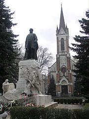 Statue of the 19th-century Hungarian politician László Csányi in front of the neo-gothic style Evangelical Lutheran Church - Zalaegerszeg, Ungaria