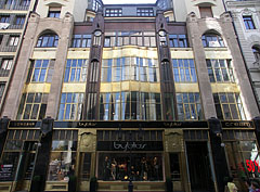 Amazing Art Nouveau (or secession) style residental building with a wonderful shop window downstairs - Budapeste, Hungria