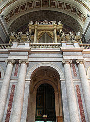 The church organ and below the main entrance of the Basilica - Esztergom, Hungria