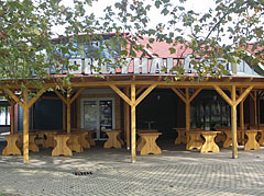 The terrace of the Gyöngyhalász Restaurant in autumn - Fonyód, Hungria