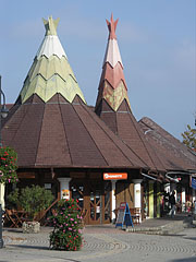 Shopping arcade with wigwam-like roof - Fonyód, Hungria