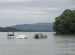 The Danube and the Naszály Mountain, viewed from the waterfront in Alsógöd - Göd, Hungria