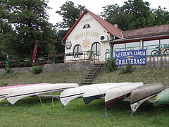 Canoes on the riverbank at the Széchenyi Csárda restaurant in Alsógöd - Göd, Hungria